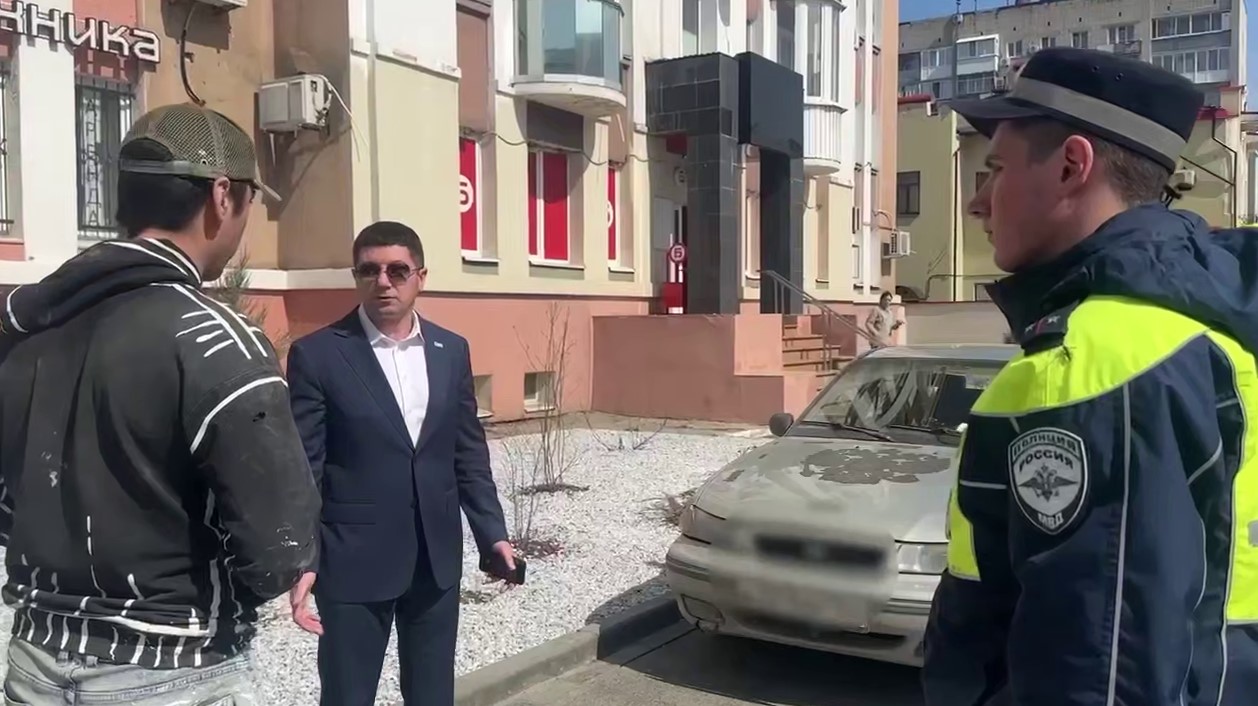 В Саратове на пешеходной Волжской ловили автохамов